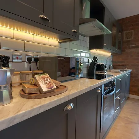 Centre Apartment, Exposed Brick & Darts