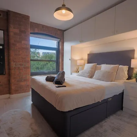 Centre Apartment, Exposed Brick & Darts Leeds (West Yorkshire)