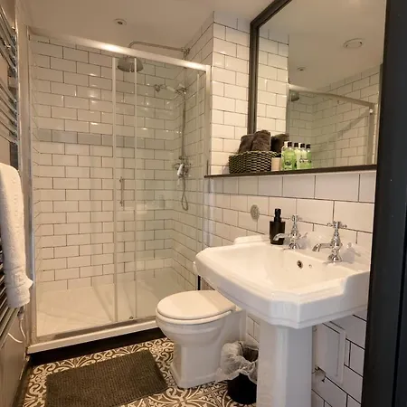 Centre Apartment, Exposed Brick & Darts Apartment *