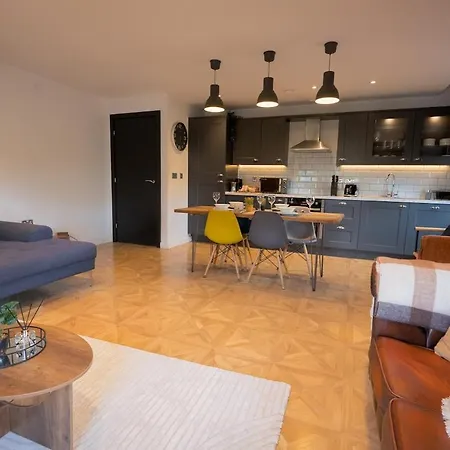 Centre Apartment, Exposed Brick & Darts *