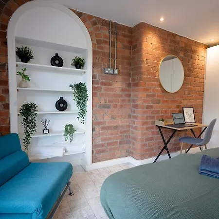 Centre Apartment, Exposed Brick & Darts Apartment Leeds (West Yorkshire)